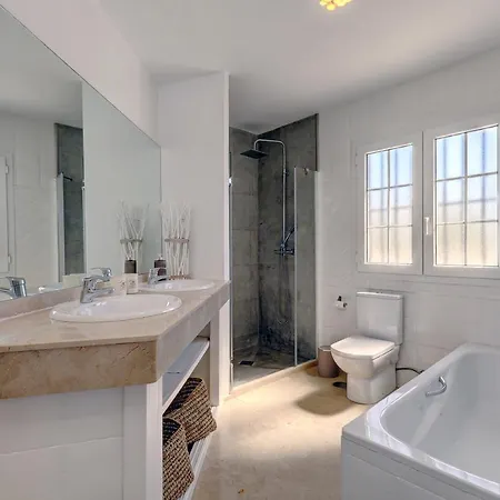Beautiful Villa With Private Pool إِستيبونا