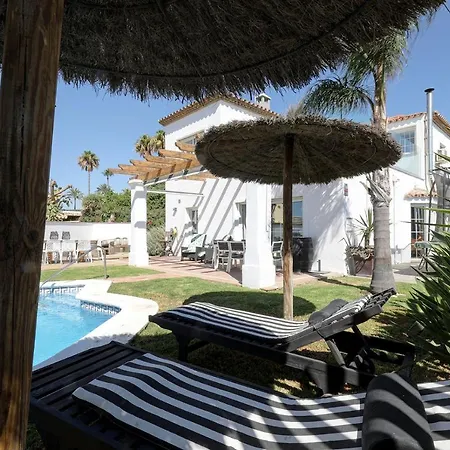 Beautiful Villa With Private Pool فيلة إِستيبونا