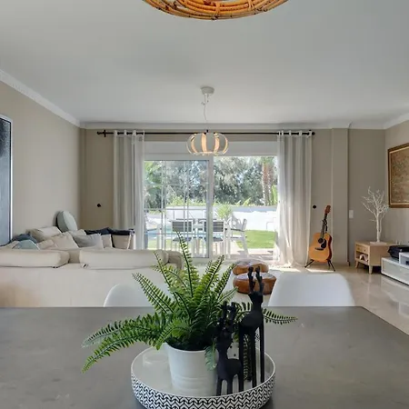 Beautiful Villa With Private Pool إِستيبونا